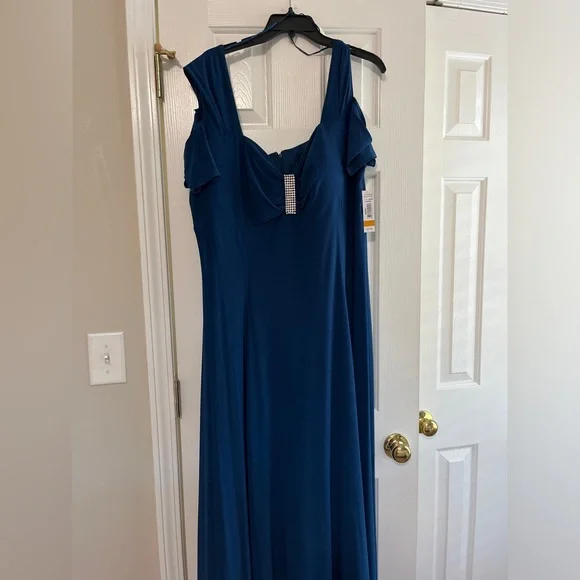 Gorgeous dress perfect for any event! - Picture 2 of 2